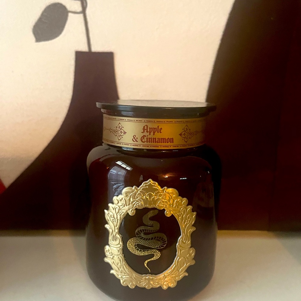 Apple & Cinnamon scented candle